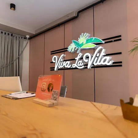 מלון Viva La *